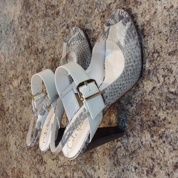 Women's size 8.5 Cole Haan snakeskin beige pumps - Picture 2 of 7